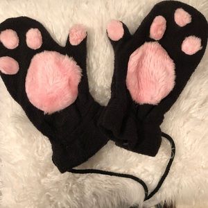 Fluffy fleece mittens with paw NEW, Never worn